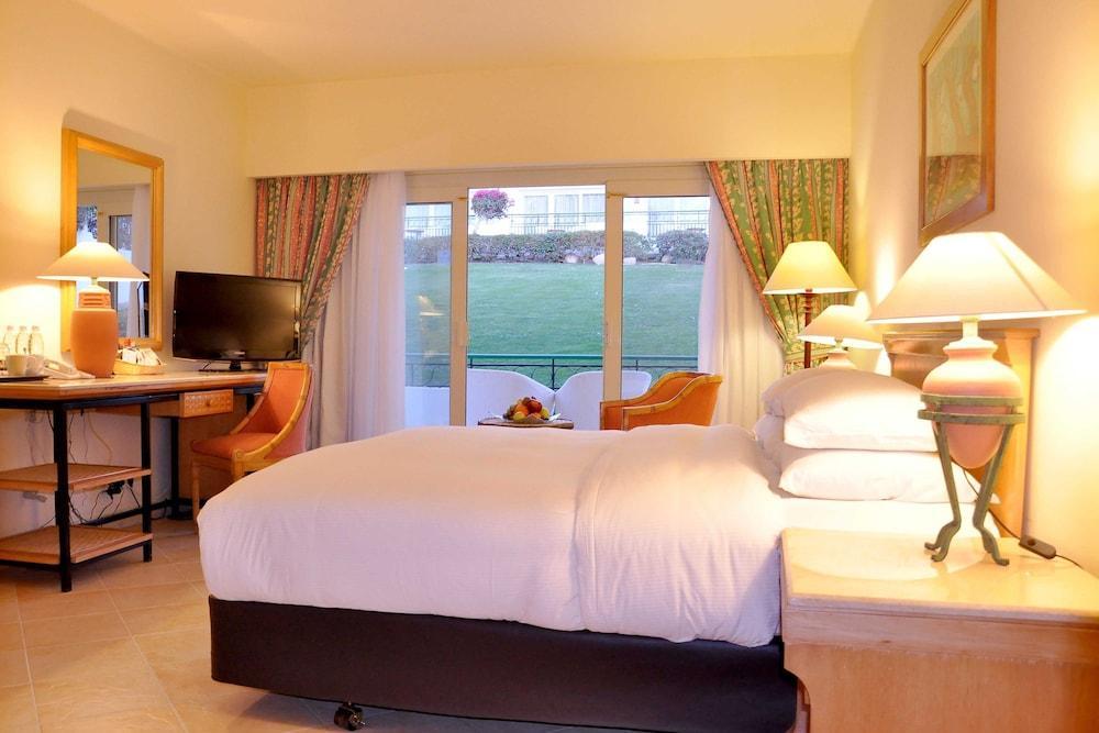 Safir Sharm Waterfalls Resort Buitenkant foto A room at the hotel