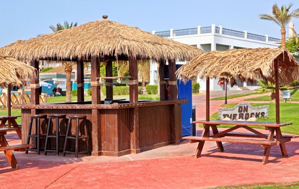 Safir Sharm Waterfalls Resort Buitenkant foto The bar at the beach