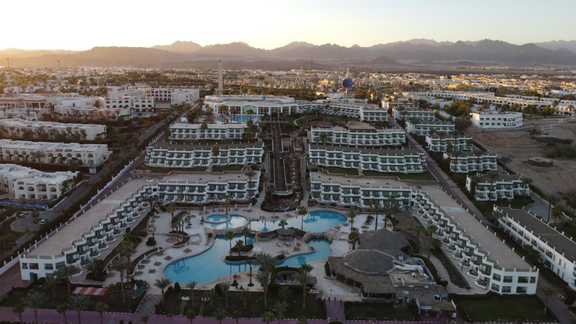 Safir Sharm Waterfalls Resort Buitenkant foto Aerial view of the resort