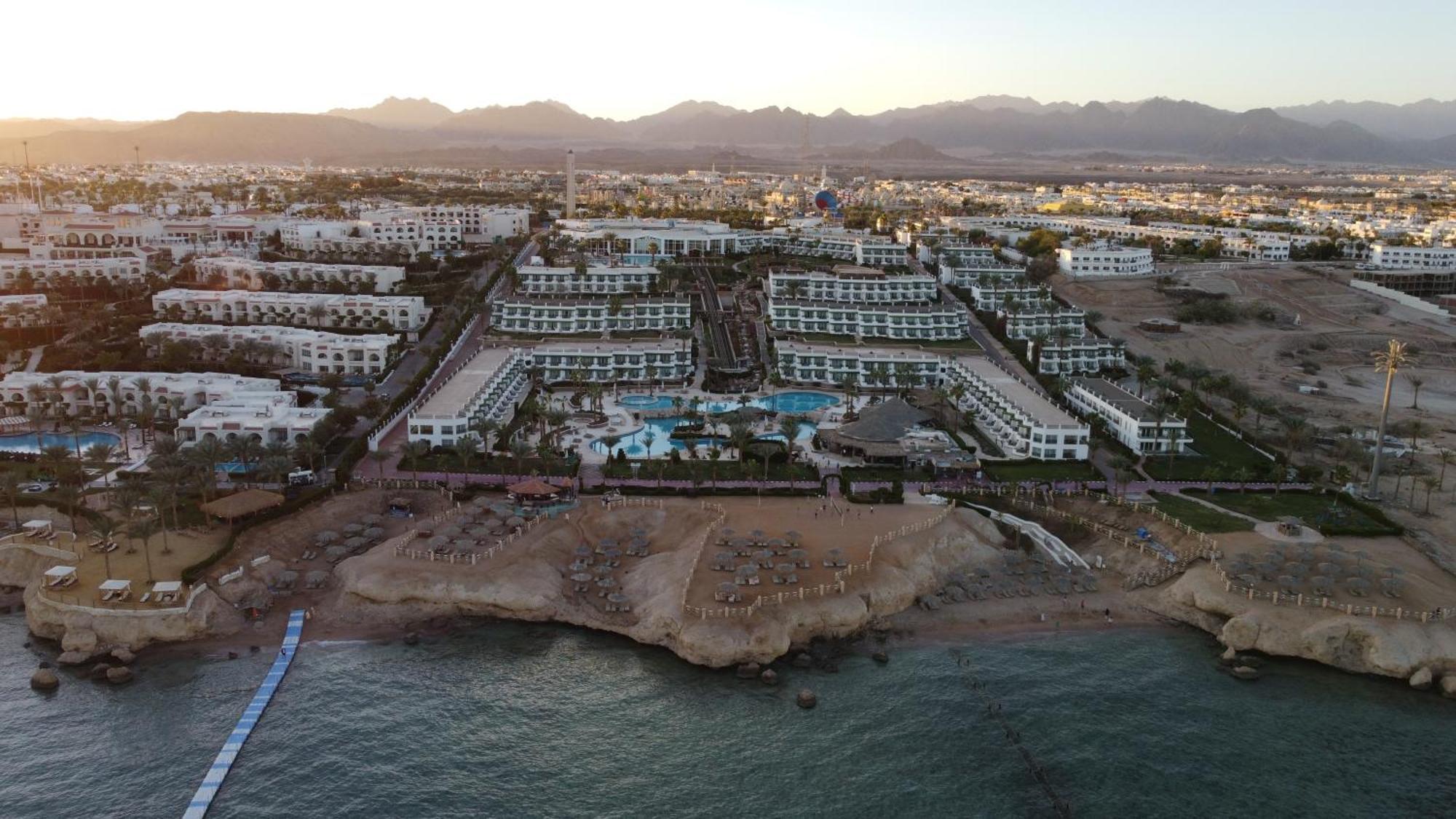 Safir Sharm Waterfalls Resort Buitenkant foto Aerial view of the resort