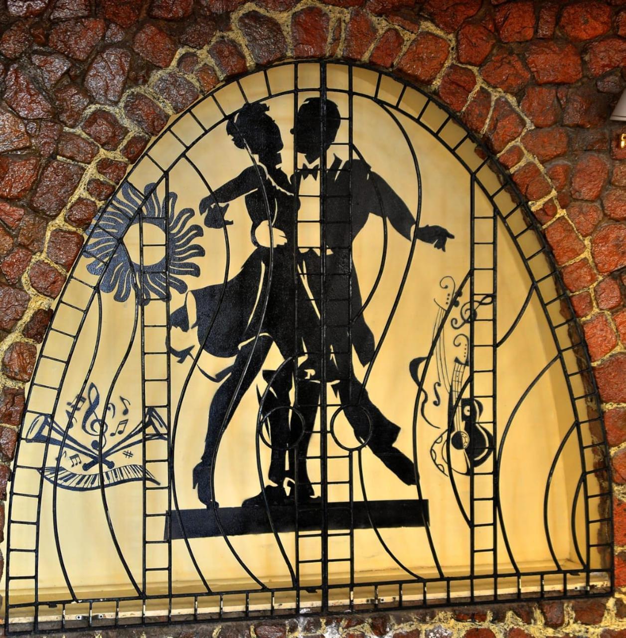Safir Sharm Waterfalls Resort Buitenkant foto The stained glass window at the entrance of the National Museum of Dance