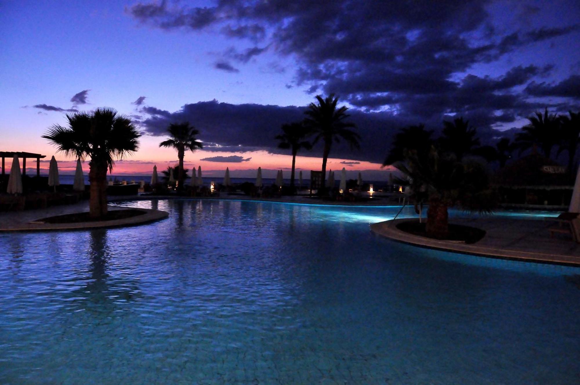 Safir Sharm Waterfalls Resort Buitenkant foto Sunset at the pool