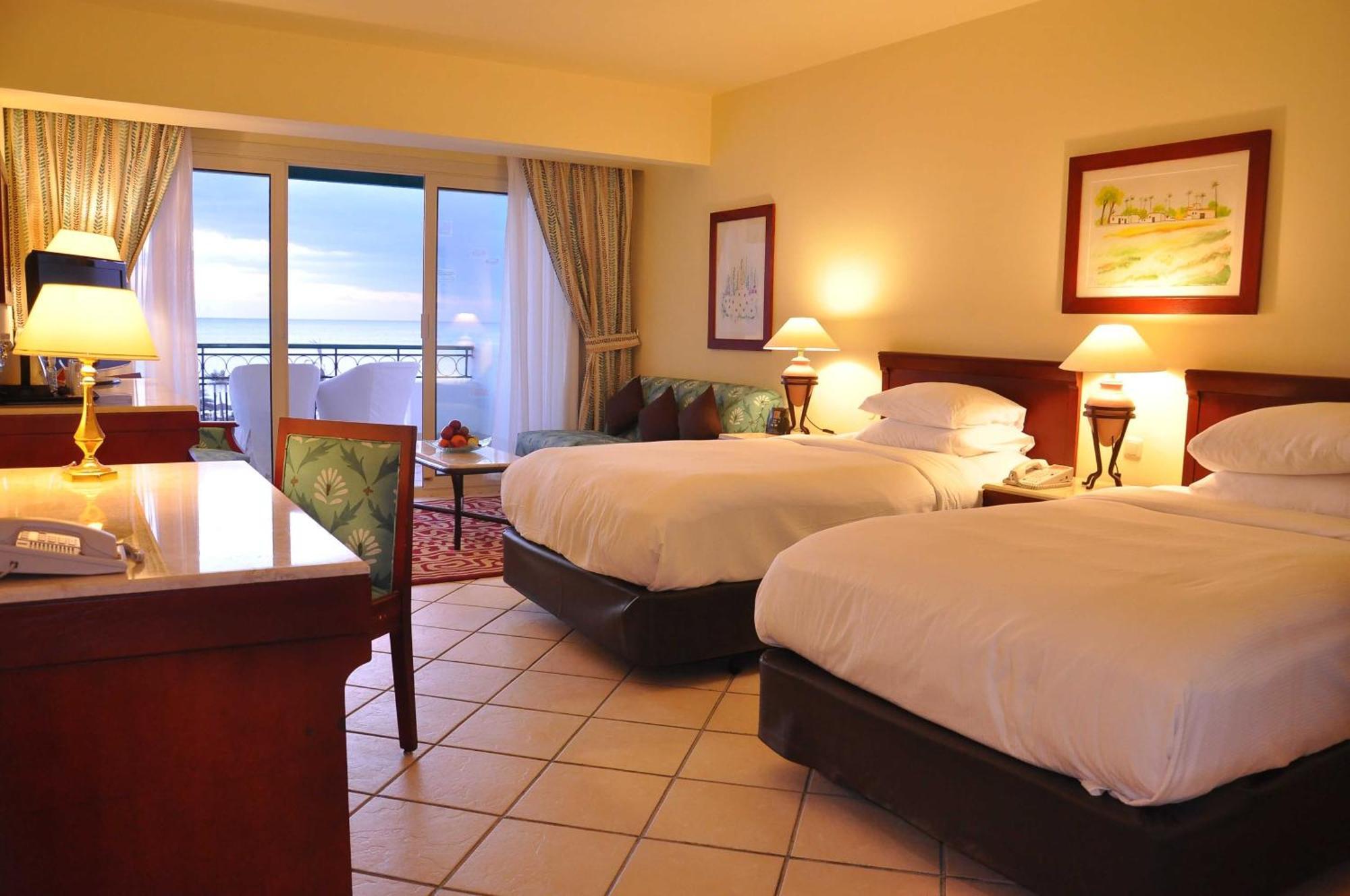 Safir Sharm Waterfalls Resort Buitenkant foto A guest room at the Hilton San Diego Bayfront