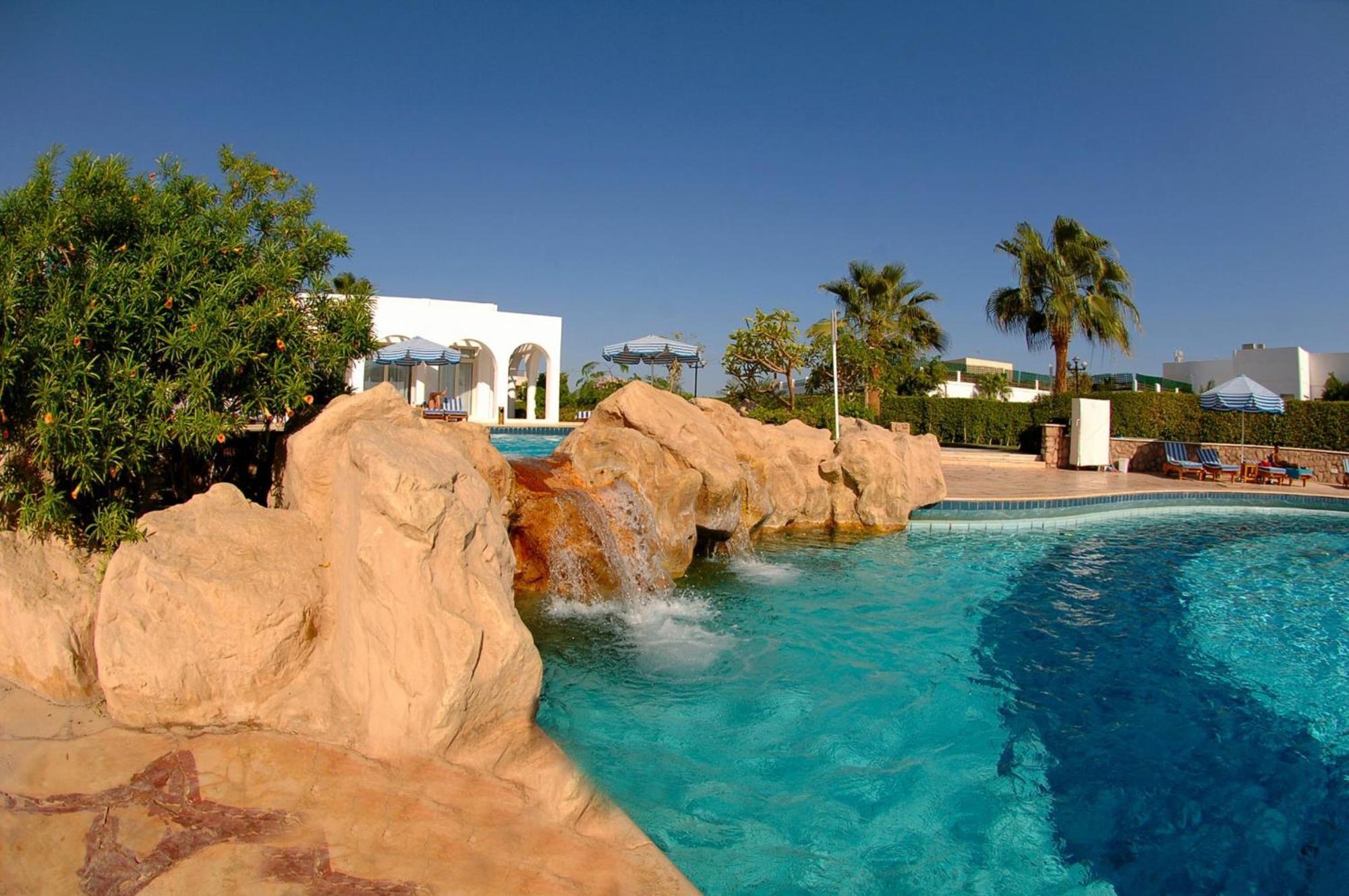 Safir Sharm Waterfalls Resort Buitenkant foto The swimming pool at the hotel