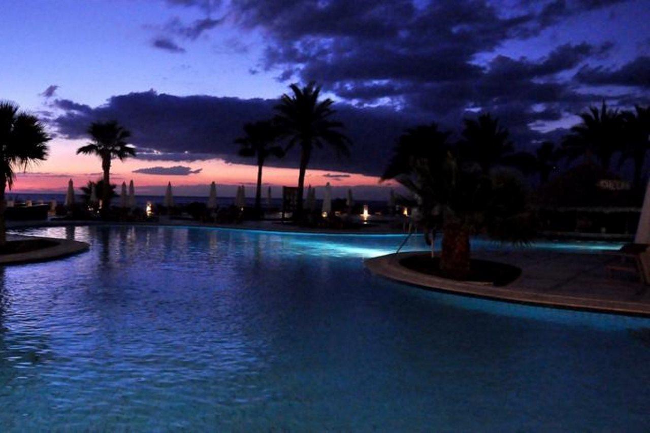 Safir Sharm Waterfalls Resort Buitenkant foto Sunset at the pool