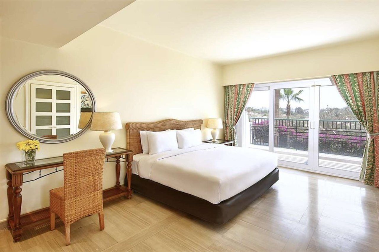 Safir Sharm Waterfalls Resort Buitenkant foto A bedroom at the hotel